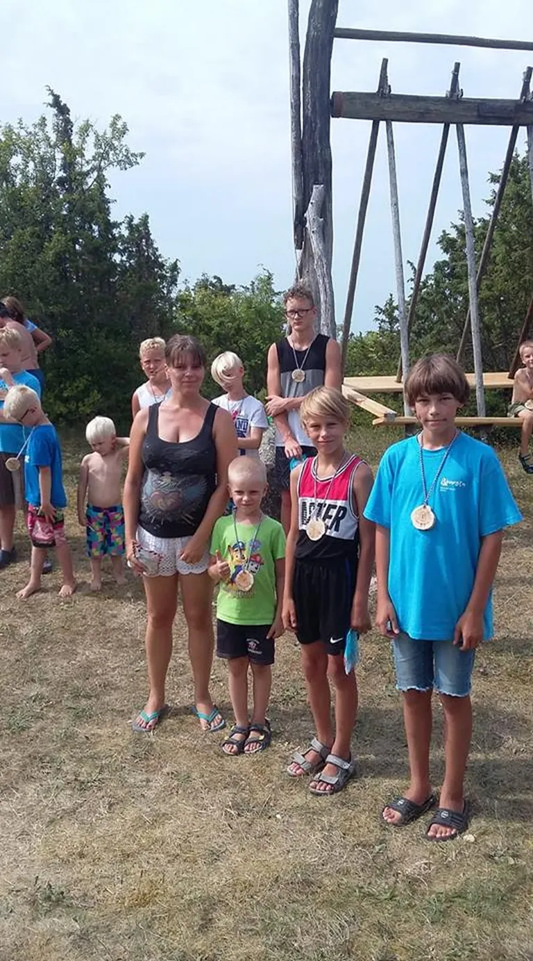 Lastele korraldati mitmeid võistlusi nii merel kui maismaal. Pildil Kõinastu saart puudutava viktoriini meeskondliku võistluse võitjad.