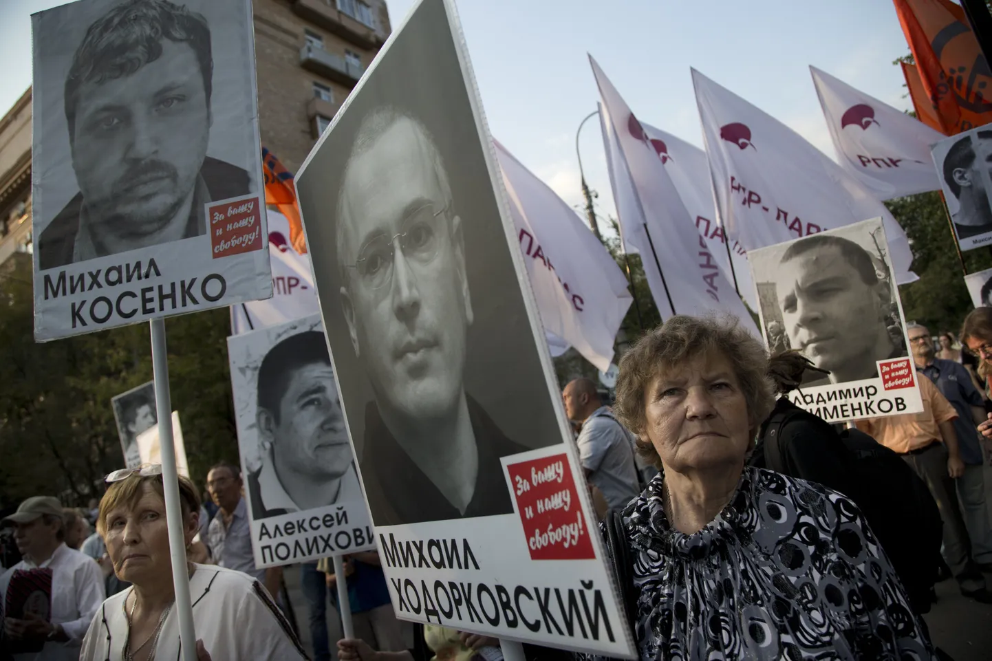 Augustikuisel Vene lipu päeval liikusid Moskvas Meeleavaldajad Mihhail Hodorkovski ja teiste viimase aasta jooksul vahistatud opositsionääride plakatitega.