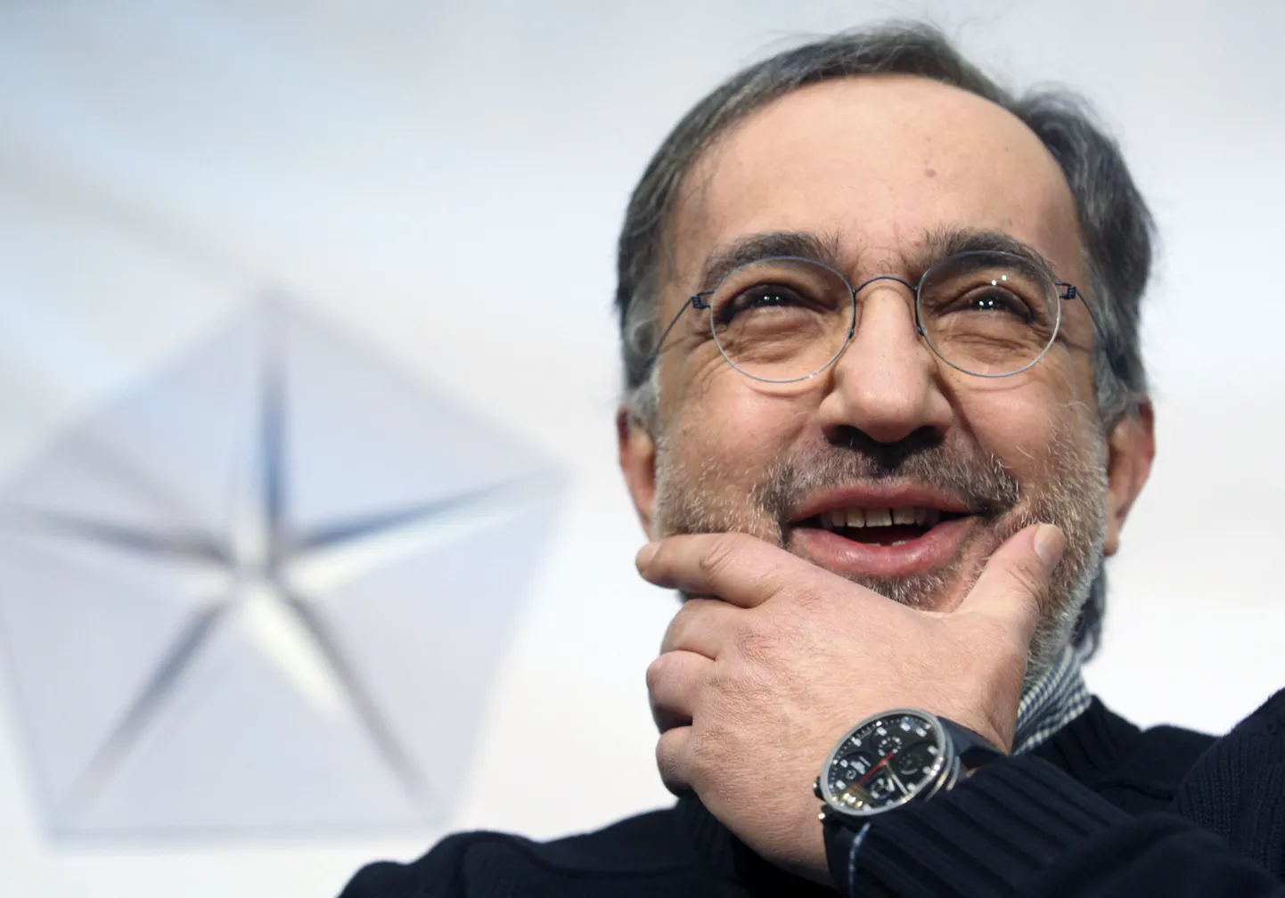 Kahel toolil korraga. Fiati ja Chrysleri tegevjuht Sergio Marchionne on nii Chrysleri aktsiate müüja kui ka ostja.