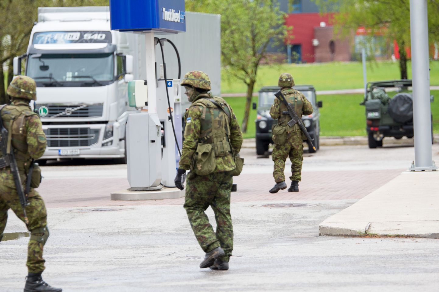 Kaitseväelased rajavad õppuse Kevadtorm 2023 raames neljapäeval Tallinna-Narva maanteele Valgejõe juurde ajutise kontrollpunkti.