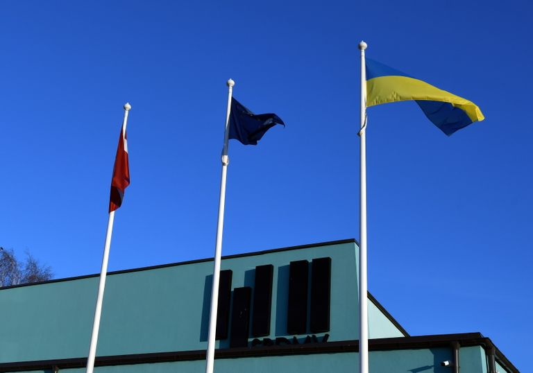 Флаг Латвии, ЕС и Украины у музыкальной школы имени Станислава Брока в Даугавпилсе 