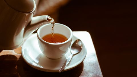 Почему нельзя пить чай, когда ложка осталась в кружке: примета и рациональное объяснение