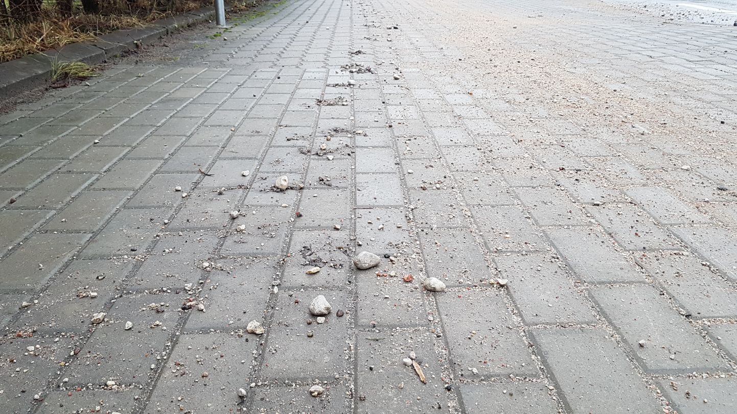 Paide linna kõnniteedel ja tänavatel häirib liiklejaid suuremõõtmeline kiviklibu, mis toodi sinna teede liivatamise käigus.