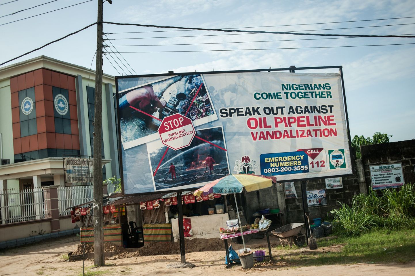Warri linnas asuv reklaamtahvel, mis kutsub üles lõpetama naftatööstuse vastast tegevust.
