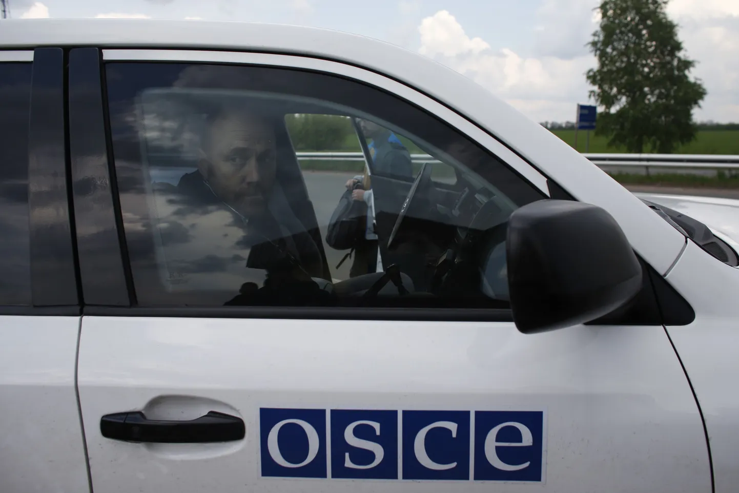 Автомобиль миссии ОБСЕ под Донецком.