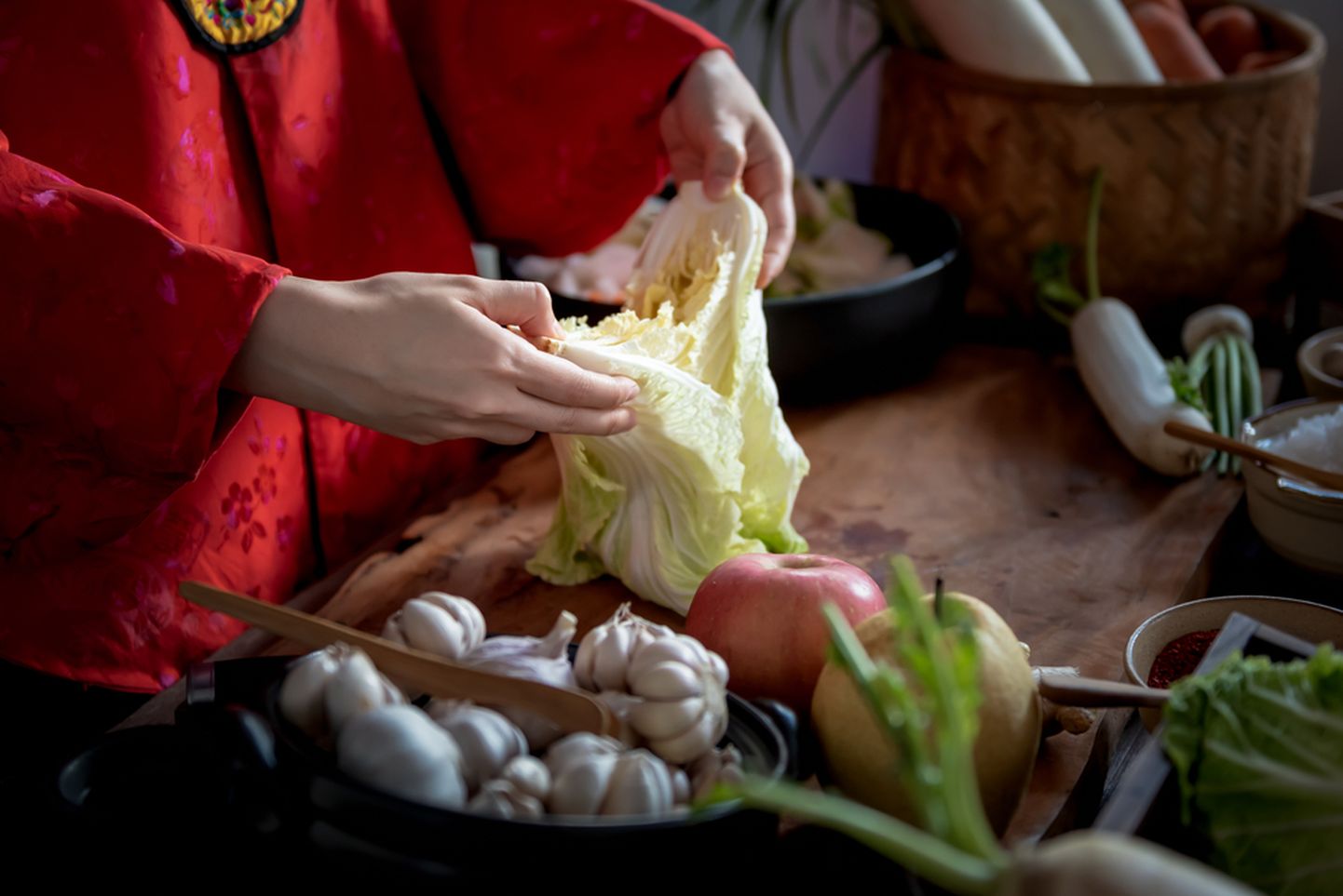 Korealanna valmistab kimchit.