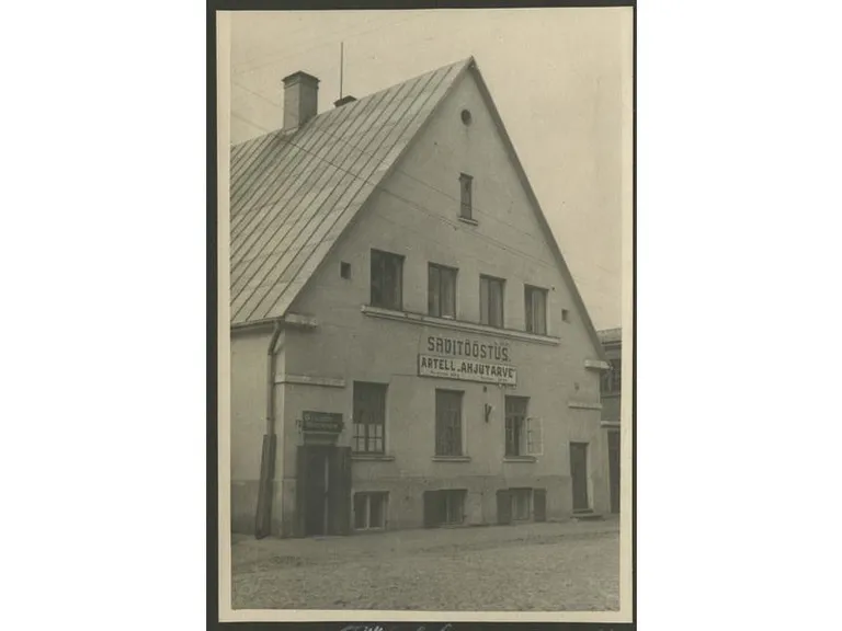 Nõukogude Eesti ajal töötas Ahjutarbe vabrik erinevate nimede all ja jätkas ahjupottide tootmist. Okupatsiooni alguses, 1947. aastal kandis see nime artell Ahjutarve.