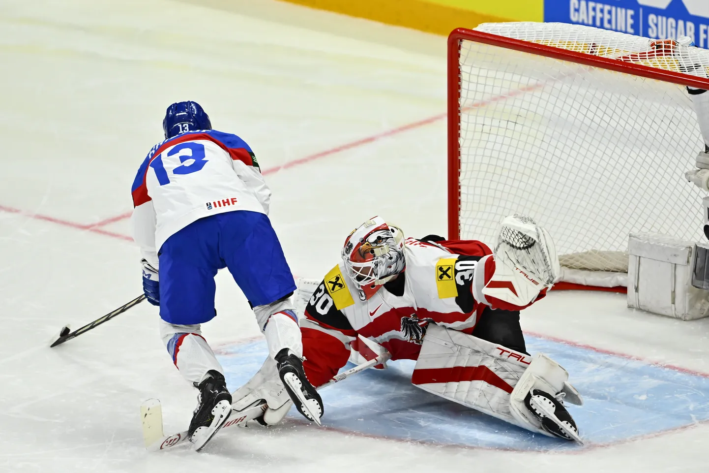 Austria väravavaht David Kickert (paremal) proovimas takistada slovakk Michal Krištofit.