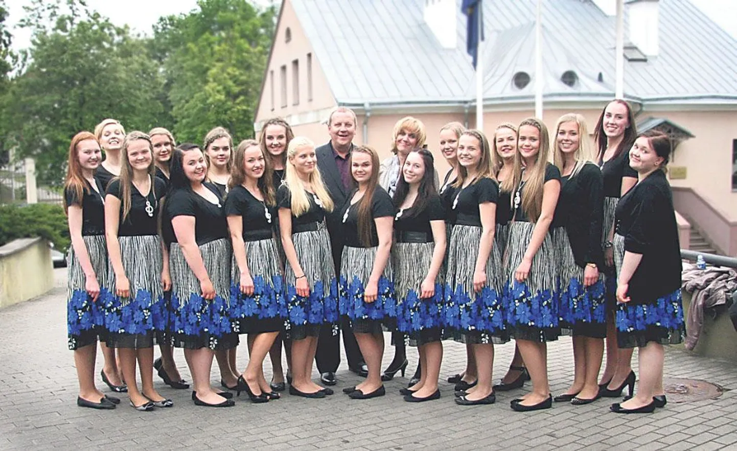 Neidudekoor Argentum Vox koos dirigent Toomas Volliga Leedus Kaunases.