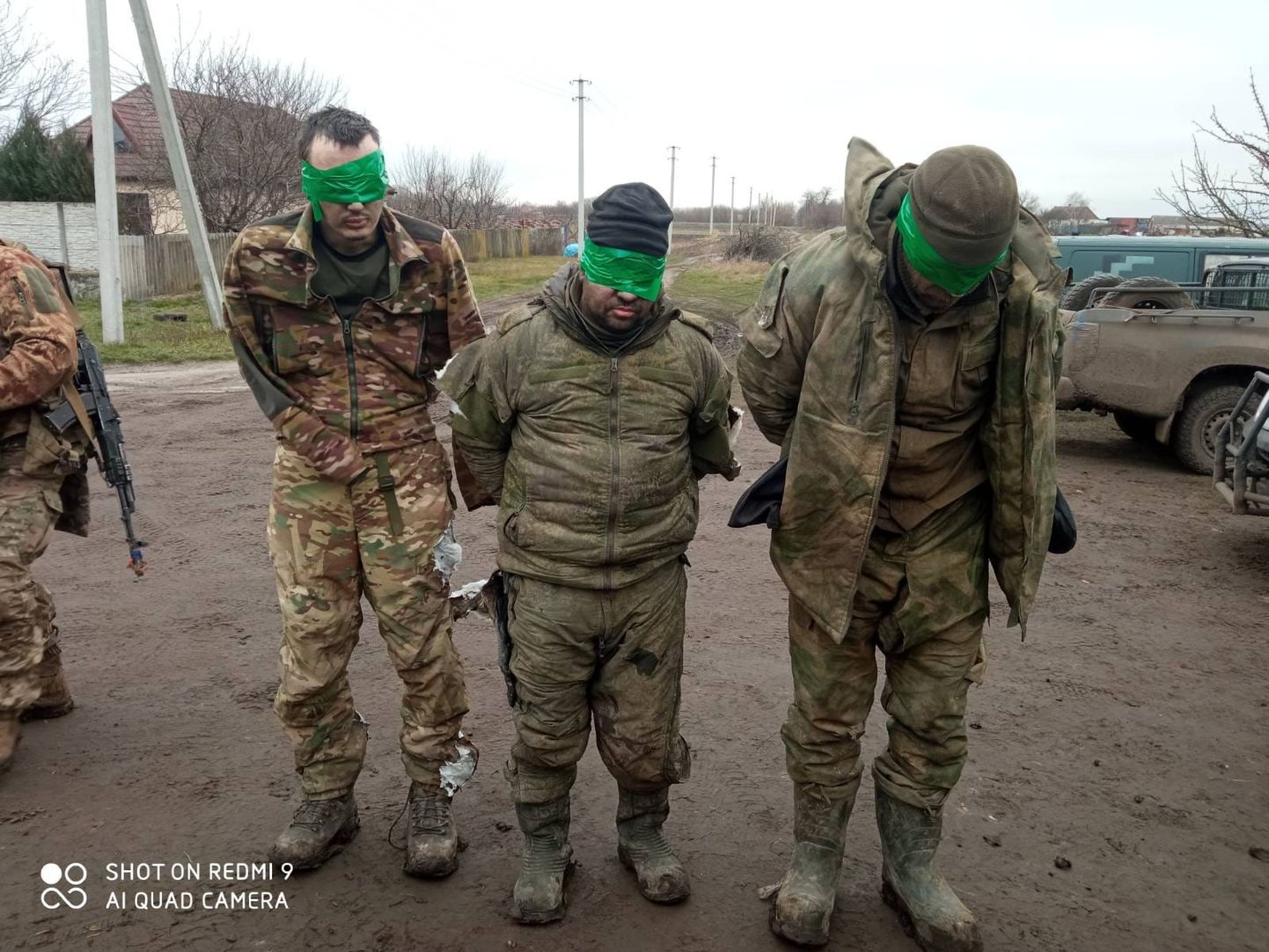 Ukraina sõjas laupäeval vangi võetud Vene armee võitlejad. Keskel on üks kahest venelaste poolel sõdinud ja viimase nädala jooksul vangistatud nepallasest.