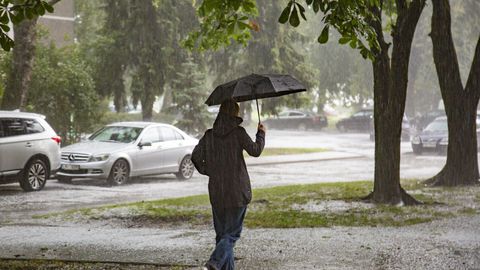Rīgas pašvaldība aicina iedzīvotājus negaisa laikā neapmeklē