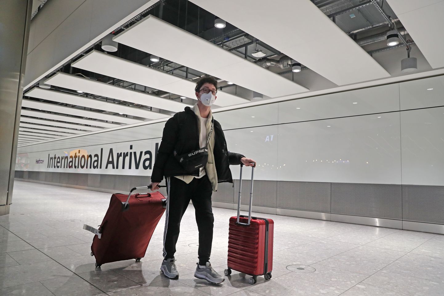 Pilt on illustreeriv: reisija Heathrowi lennujaamas Londonis.