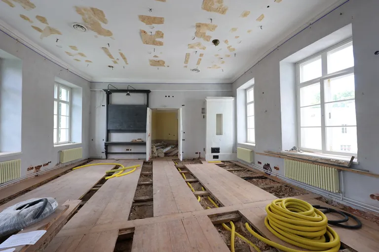 Vana anatoomikumi vasak tiib. Tagaseinas must tahvel ja kahhelahi.