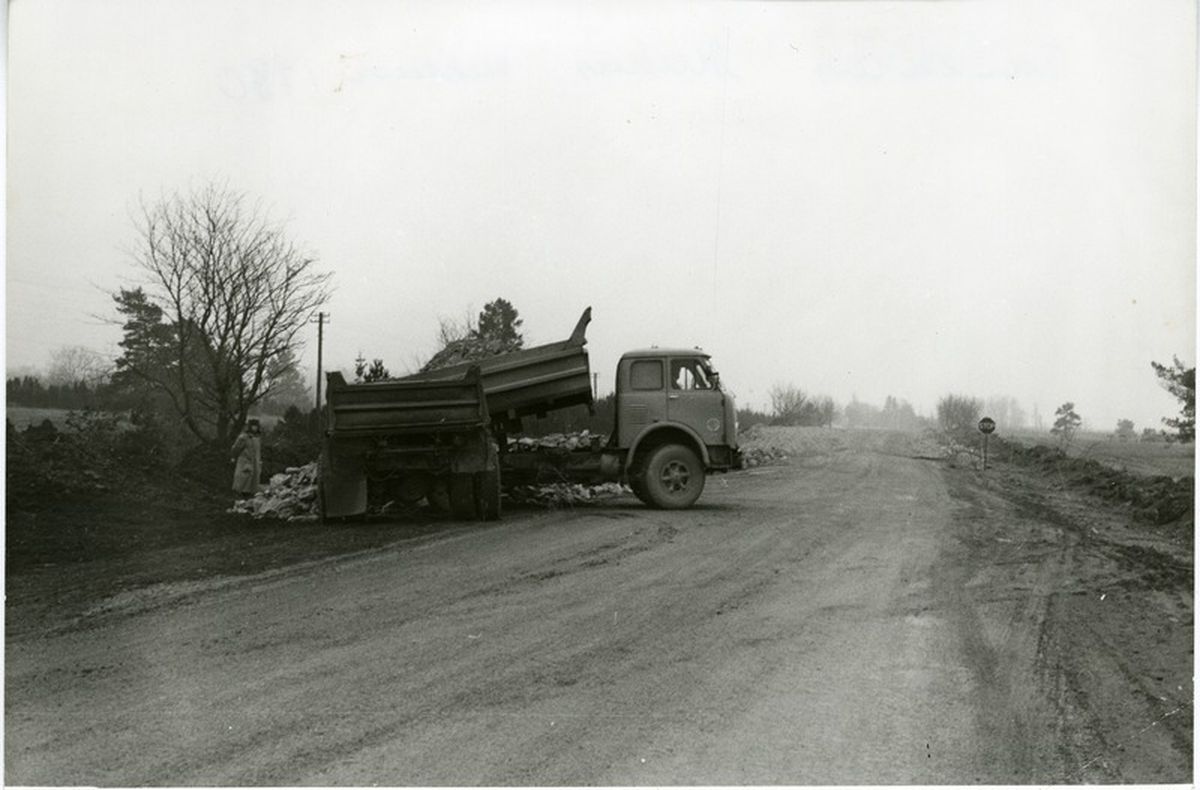 Teeosa laiendamine Muhus Väina tammi lähedal. 1990.a.