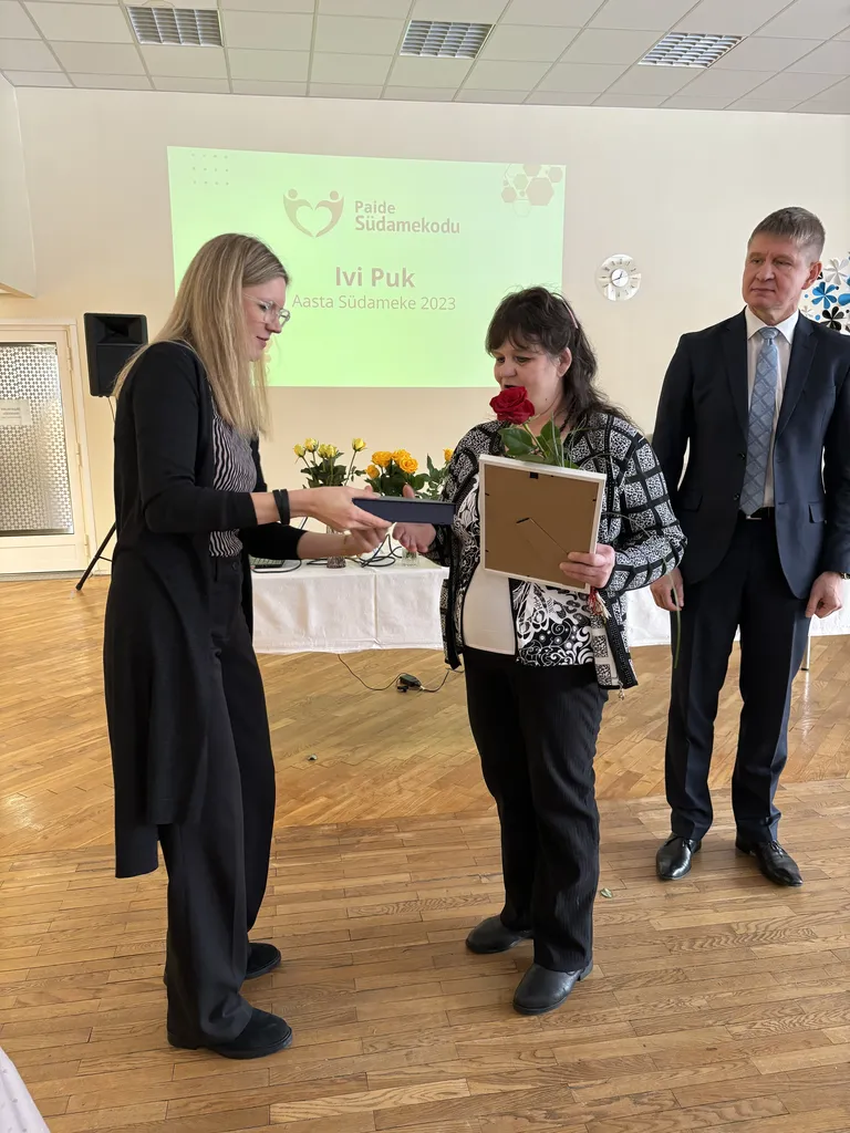 Ivi Puk (saab tunnustuse kätte).