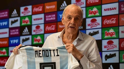 Suri Argentina ajaloolise MM-tiitlini tüürinud jalgpallilegend