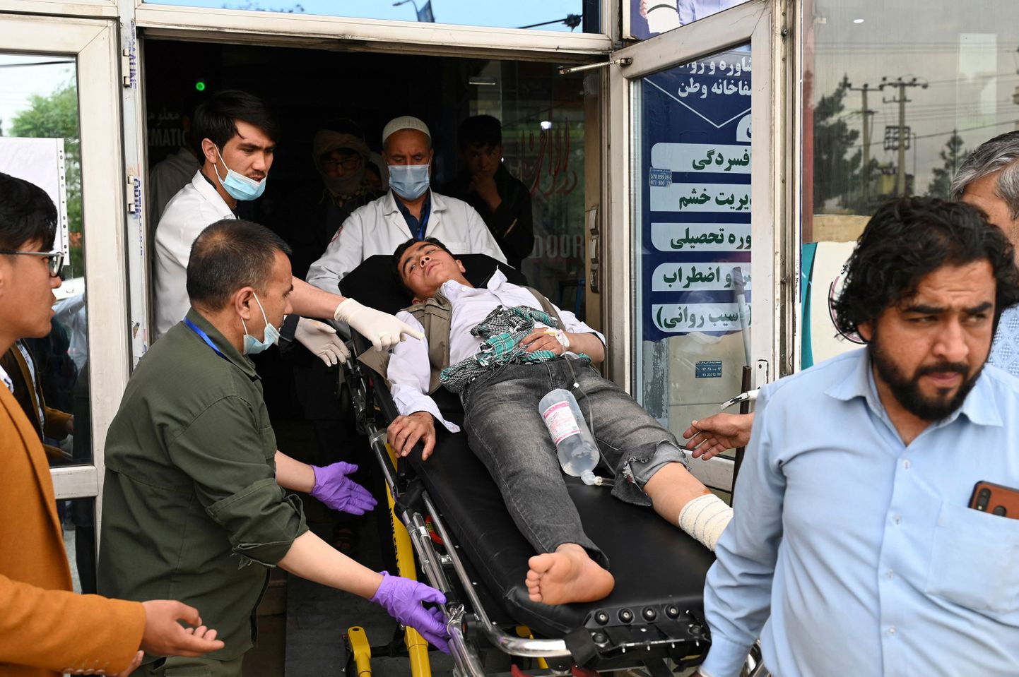 Afganistani meedikud toimetavad vigastatut haiglasse Kabulis 19. aprill 2022.