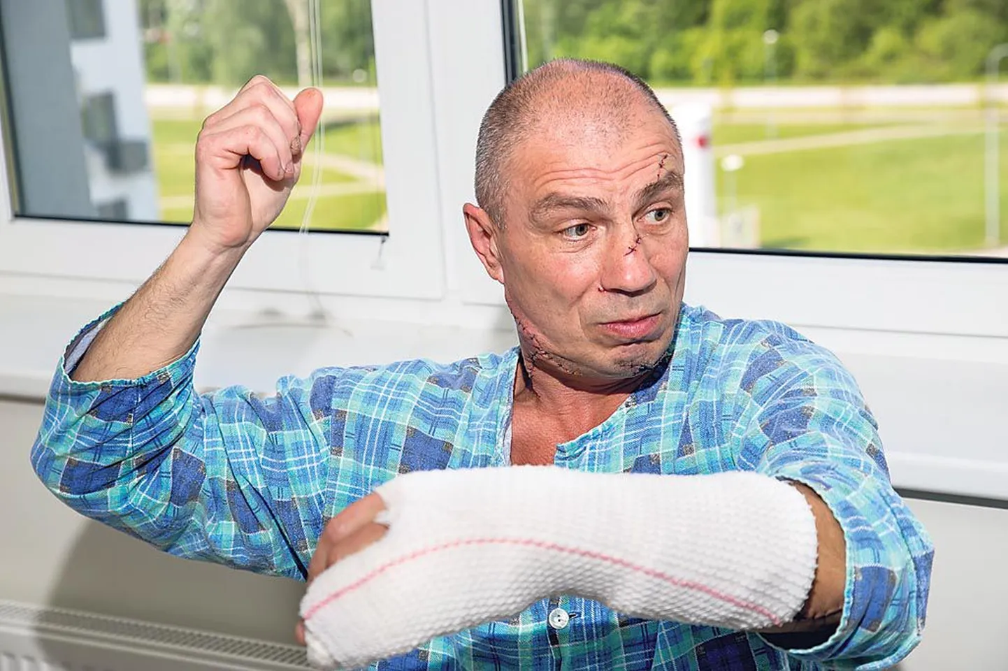 Aare Algo kirjeldas ilmekalt, kuidas kõrvalistmel olnud pätt pussitas teda korduvalt kaela kohta, mis nüüd õmmeldud, ja lõikus kätt, mis on sidemes.
