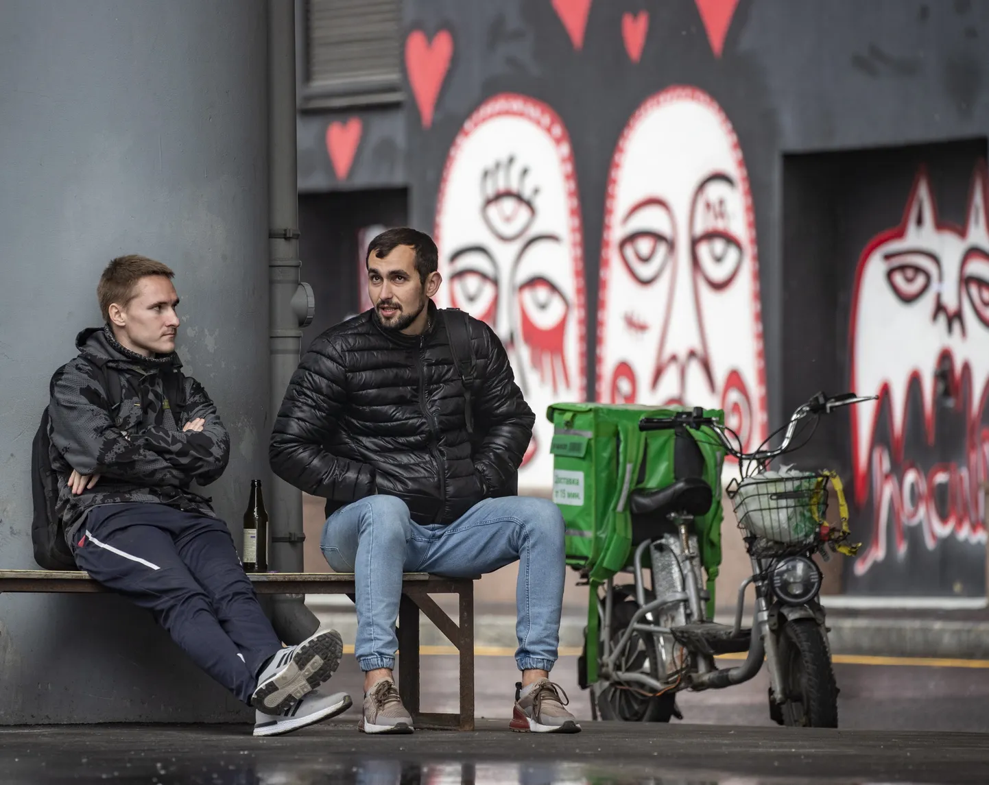 Mehed pudeliga Moskvas 5. juunil 2023