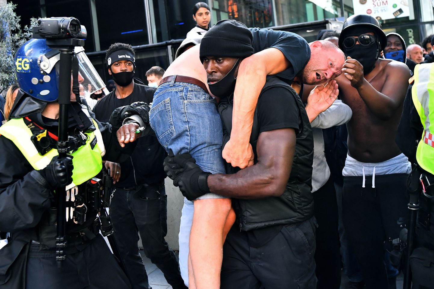 Лондонский тренер по фитнесу Патрик Хатчинсон, который на плечах вынес из агрессивной толпы участника демонстрации крайне правых.