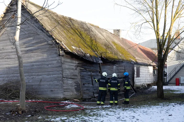 Mahajäetud majas põles praht.
