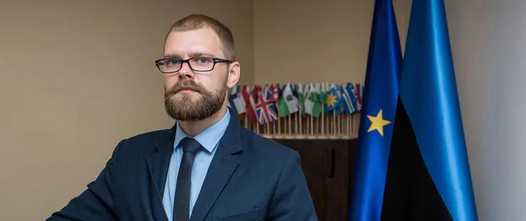 Valitsuse sümboolikanõunik Gert Uiboaed vaatab varem või hiljem läbi kõik uute omavalitsuste lipud ja vapid.