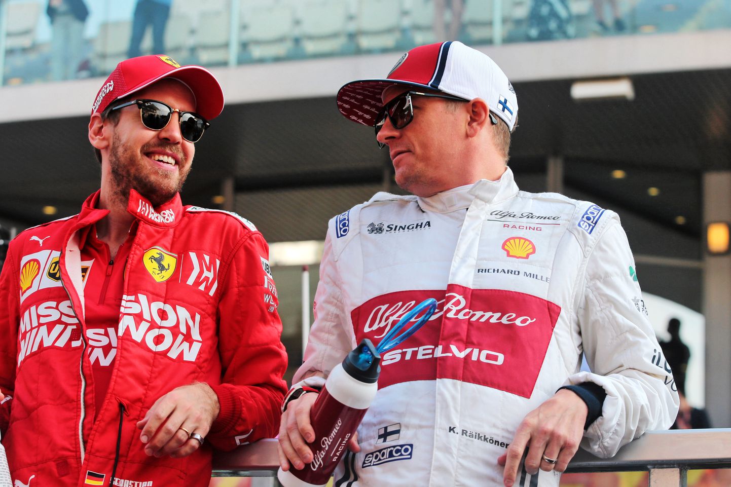 Kimi Räikkönen (paremal) ja Sebastian Vettel (vasakul) on mõlemad Ferrarist hundipassi saanud.