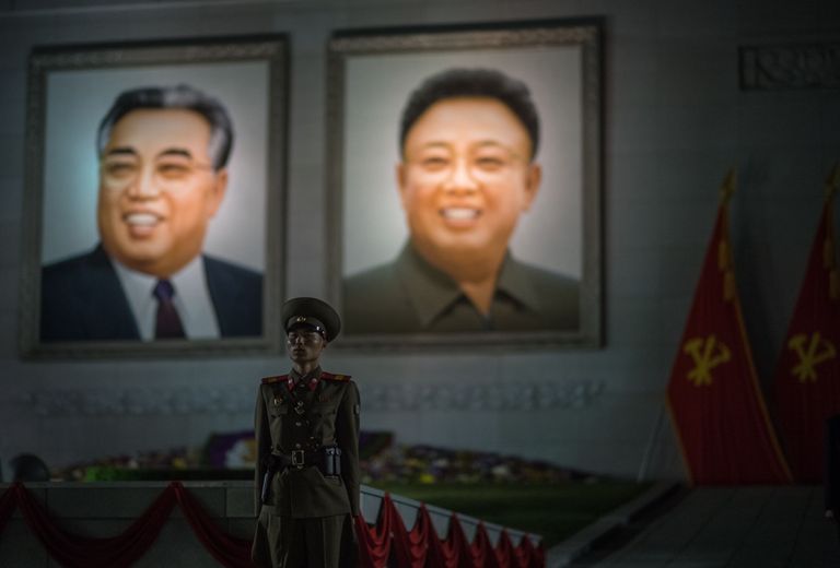 Kim Il-sung (vasakul) ja ta poeg Kim Jong-il