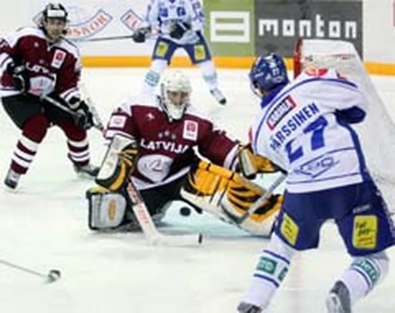 2006. gada 21. aprīlis, Rīga. Mārtiņš Raitums (otrais no kreisās) ir izpelnījies kārtējos plusus izlases galvenā trenera Pjotra Vorobjova acīs.