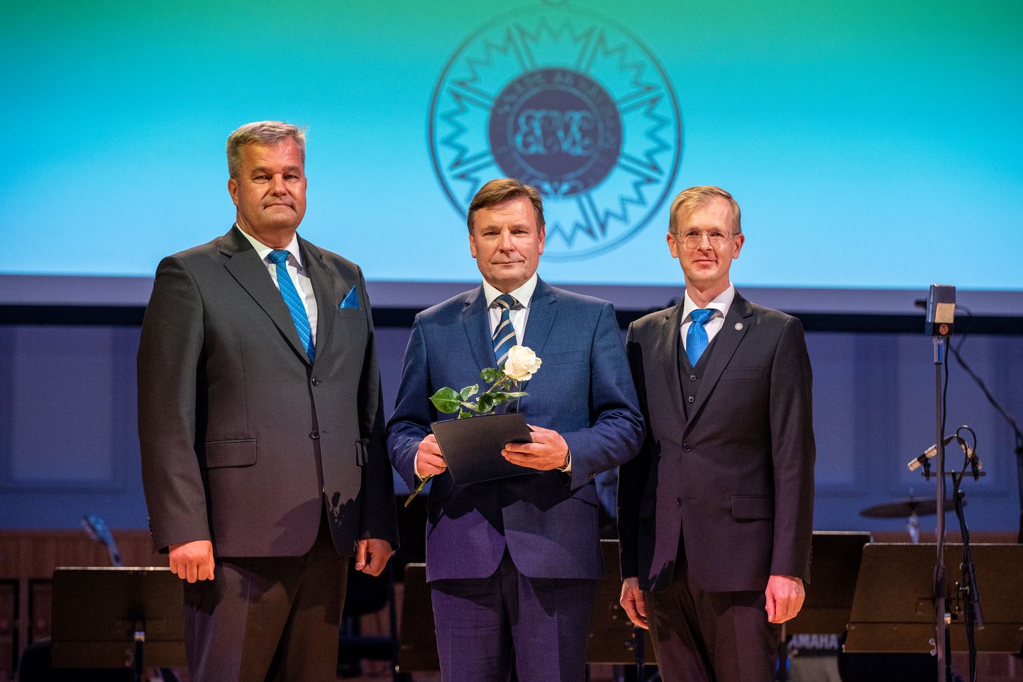 ESIMEESTE VAHEL: Jaanus Tamkivile andsid tunnustuse üle Rakvere linnavolikogu esimees Mihkel Juhkami (vasakul) ja Tallinna linnavolikogu esimees Tiit Terik.