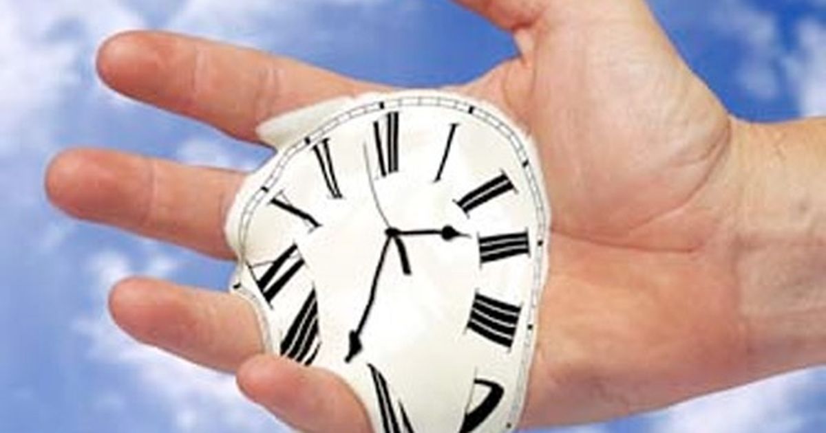 раскрывает возможности времени. эффективный тайм менеджмент. путешествие в прошлые жизни. часы и время. часы тикают.