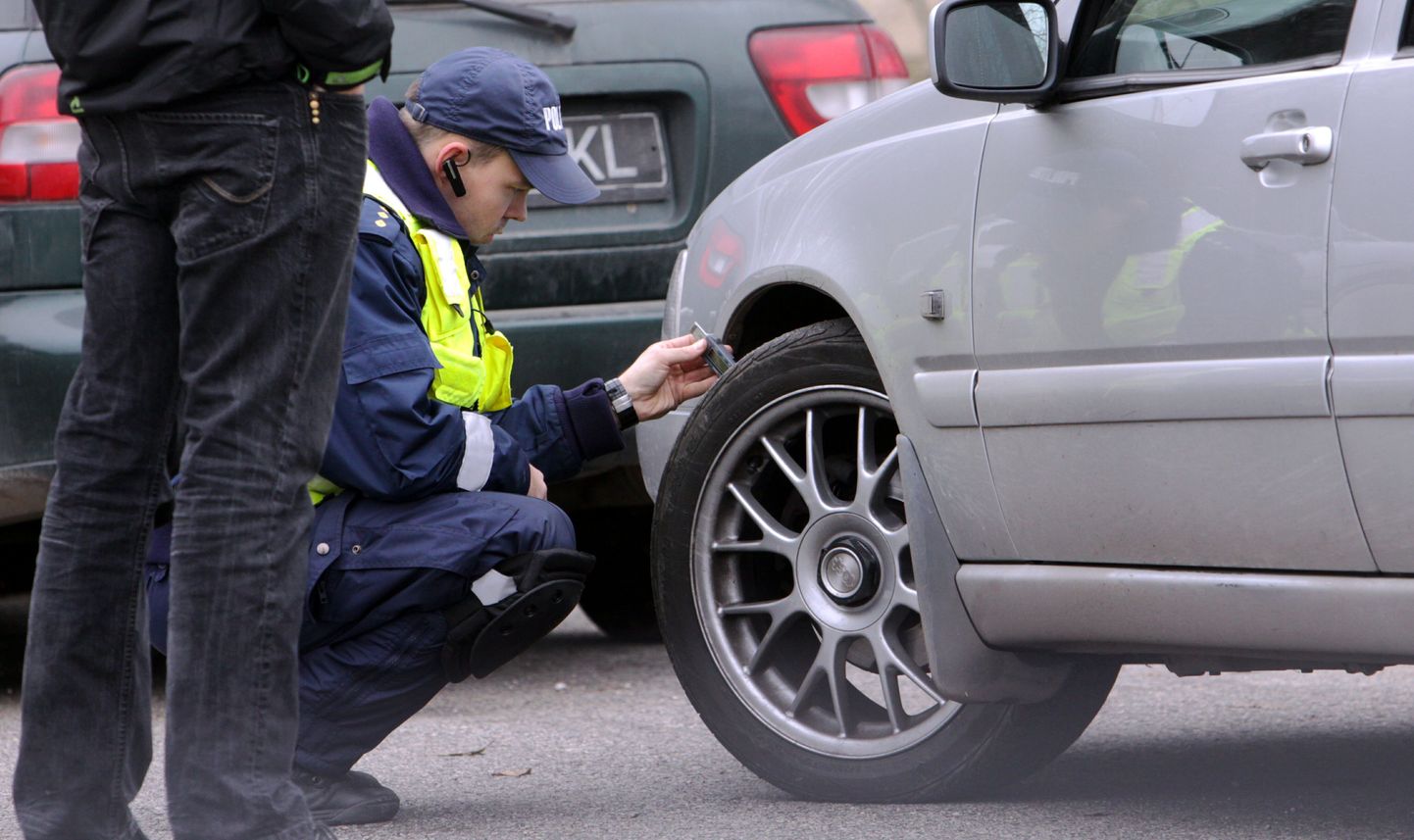 Rehvide ja tulede korrasoleku tasuta kontrollimine tekitas maanteeameti liiklusregistri Pärnu büroo hoovile sõidukitest järjekorra.