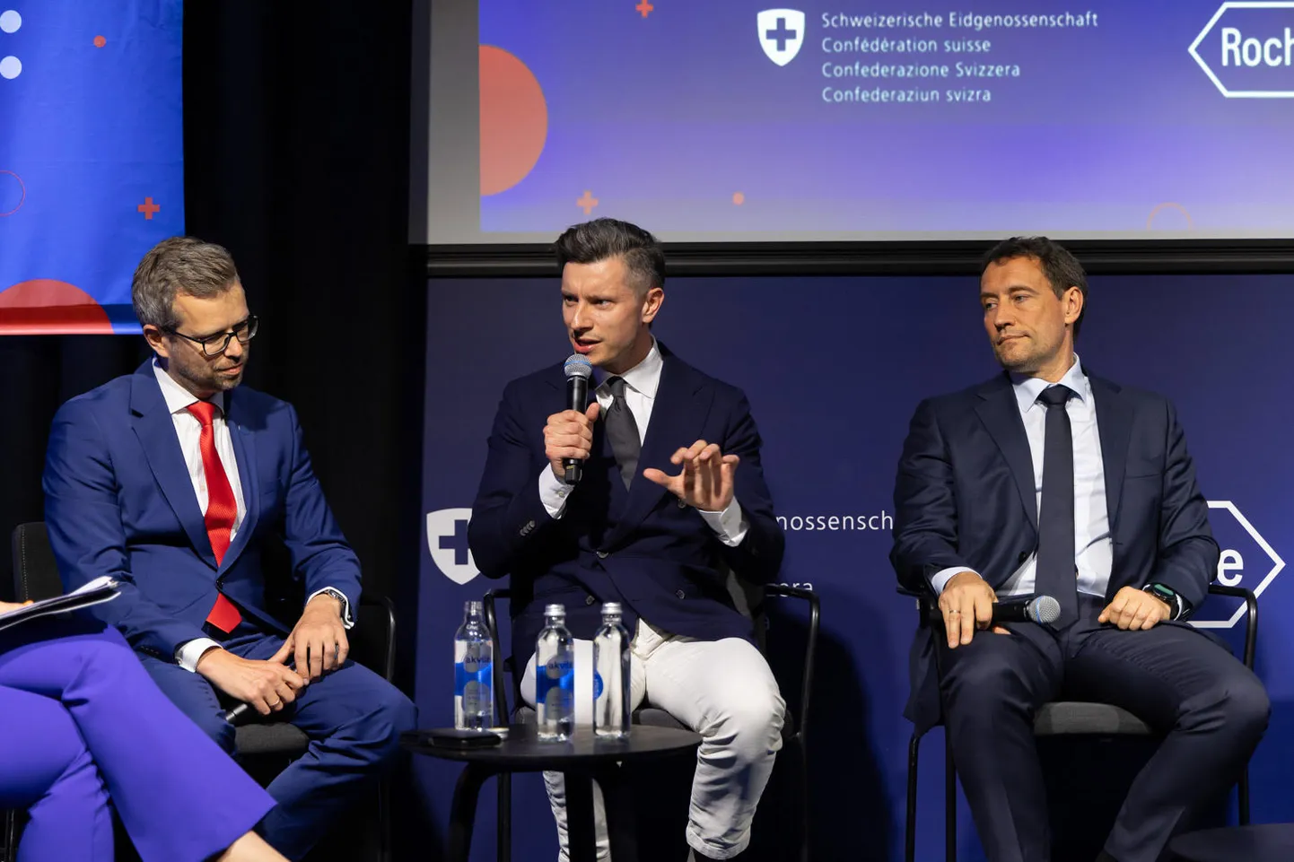 Möödunud aastal toimus Swiss Healthcare Innovation Day Leedu pealinnas Vilniuses. Fotol vasakut paremale: Leedu aseterviseminister Olegas Niakšu, Kaunase ülikooli haiglate rahvatervise, teadusuuringute ja tervise juht Dr Tomas Lapinskas ning Leedu riikliku vähiuuringute instituudi juht Dr Valdas Pečeliūnas.