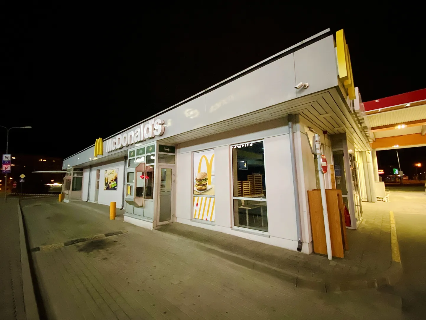 Inimestel, kes on viimase nädala jooksul Narvas sellest McDonald`si luugist toitu kaasa ostnud, soovitab terviseamet hoolega jälgida oma tervise seisundit.