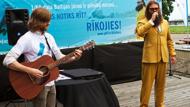 Dzintars arī sacerējis un pats izpilda dziesmu par Baltijas jūras piesārņošanu 