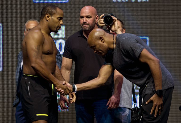 Daniel Cormier (vasakult) surub Anderson Silva kätt UFC 200 ametlikul kaalumisel. Foto: TT NYHETSBYRÅN