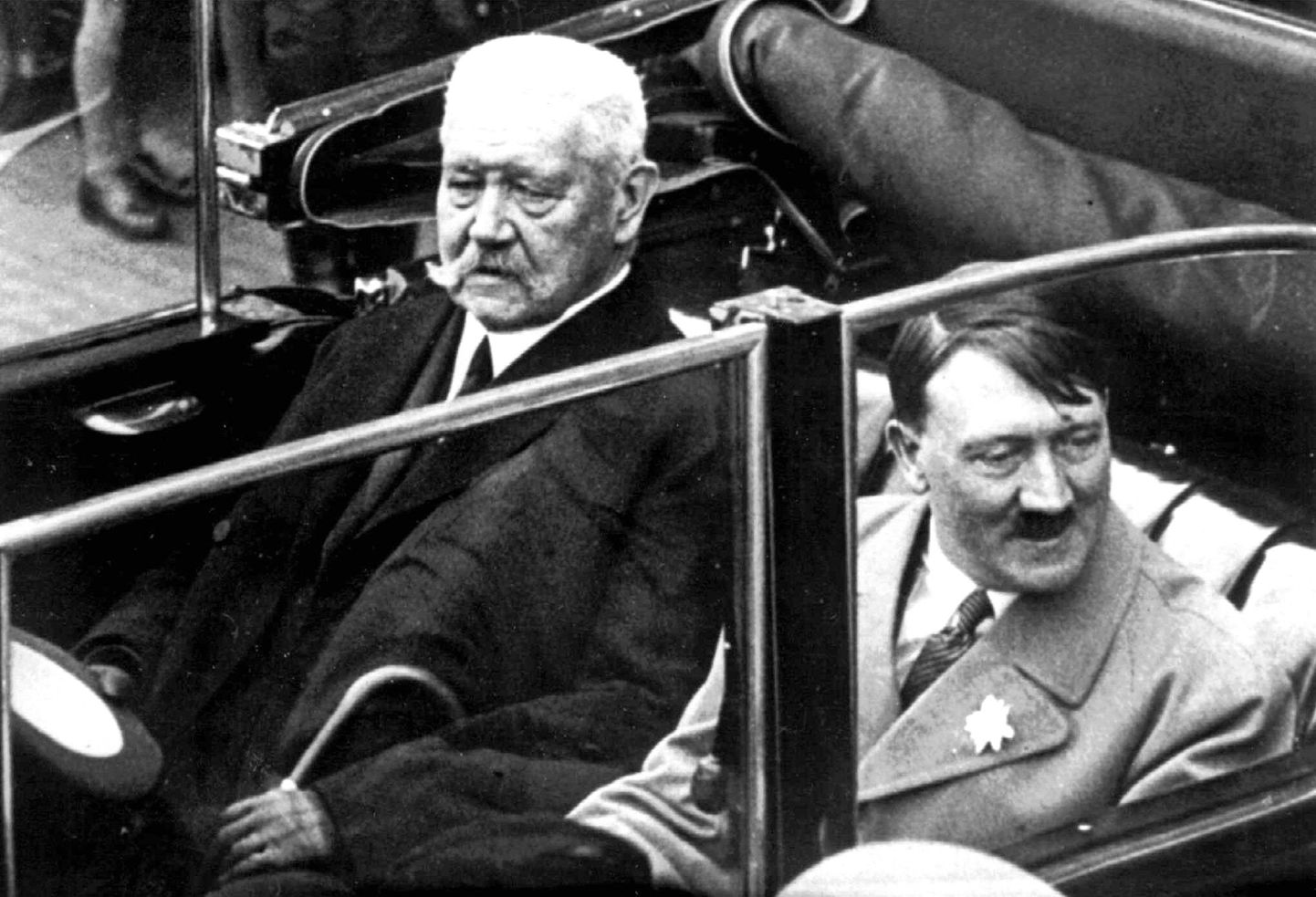 Weimari vabariigi president Paul von Hindenburg ja Adolf Hitler 1933. aastal Berliinis.
