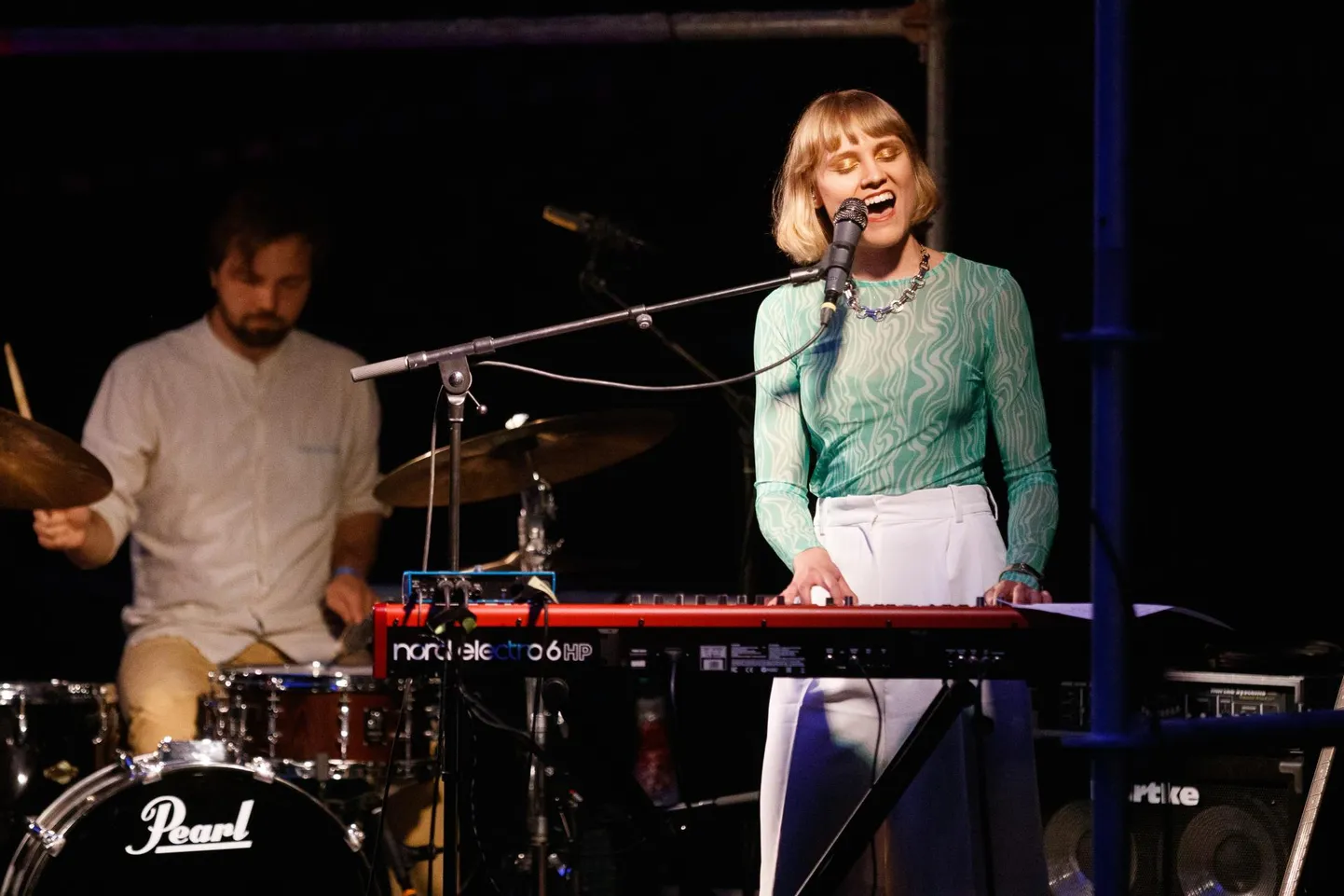 Anett Tamm esinemas ansambliga Alfa Collective Intsikurmu festivalil.