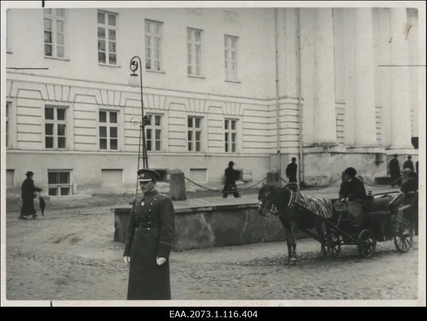 Politseinik ja hobuvanker Tartu ülikooli peahoone ees tänaval.