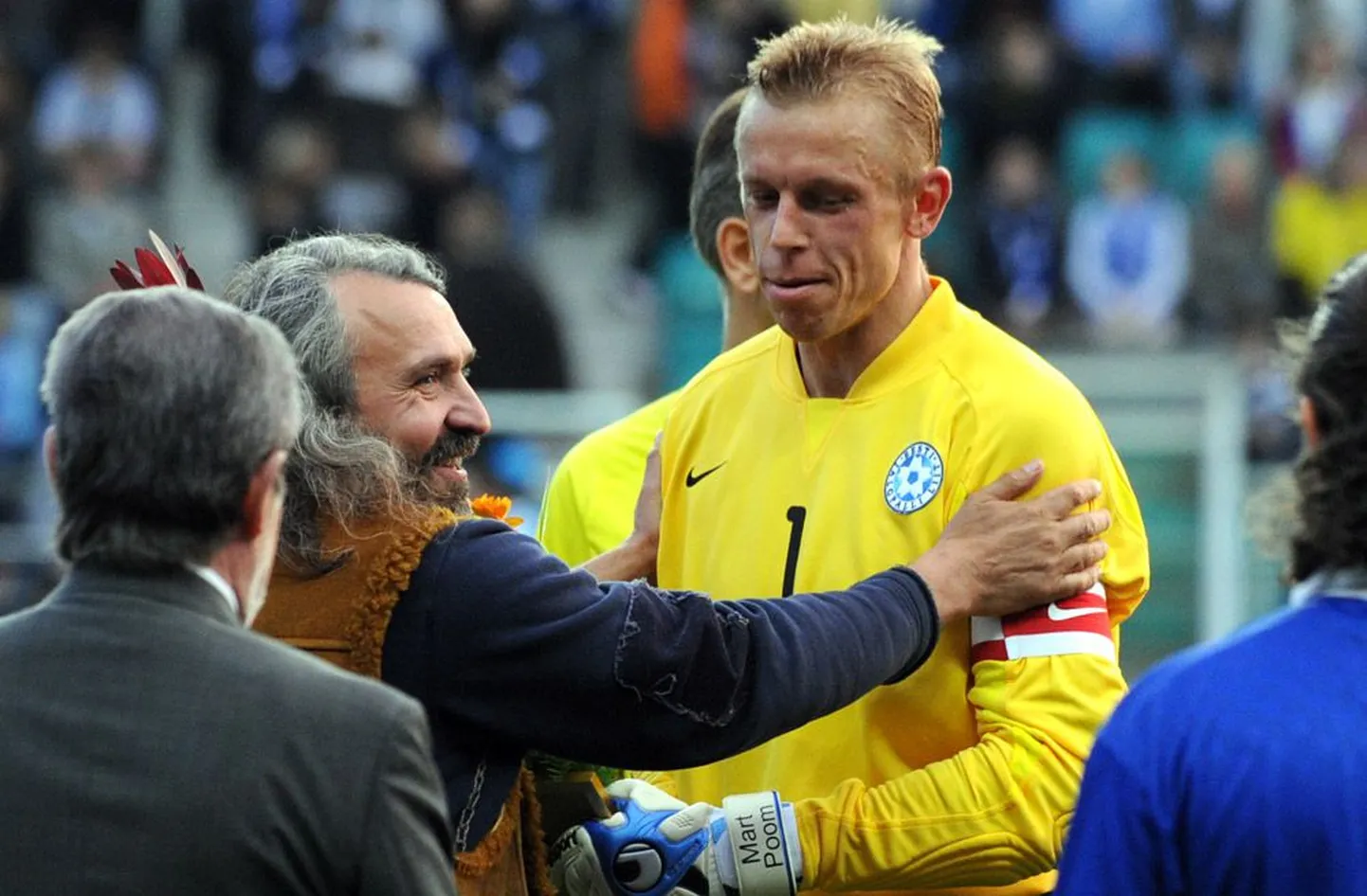 FC Flora president Aivar Pohlak õnnitlemas Mart Poomi enne väravavahi viimast mängu Eesti koondise särgis.