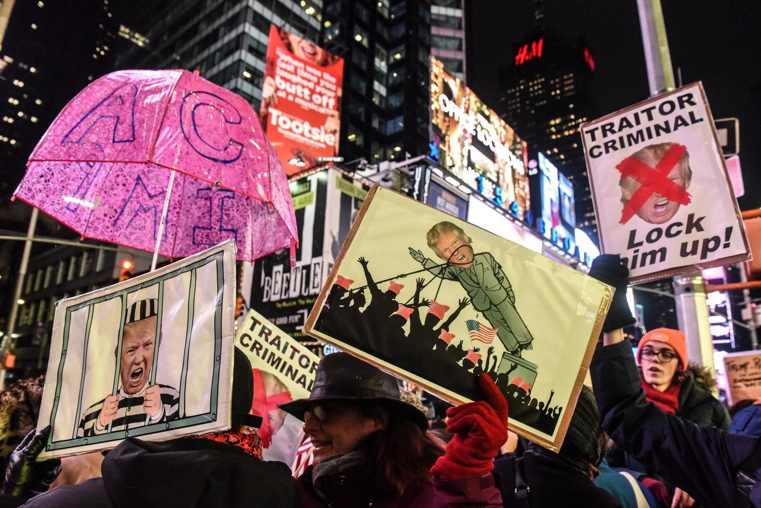 Meeleavaldajad Times Square’il Trumpi tagandamist nõudmas. 