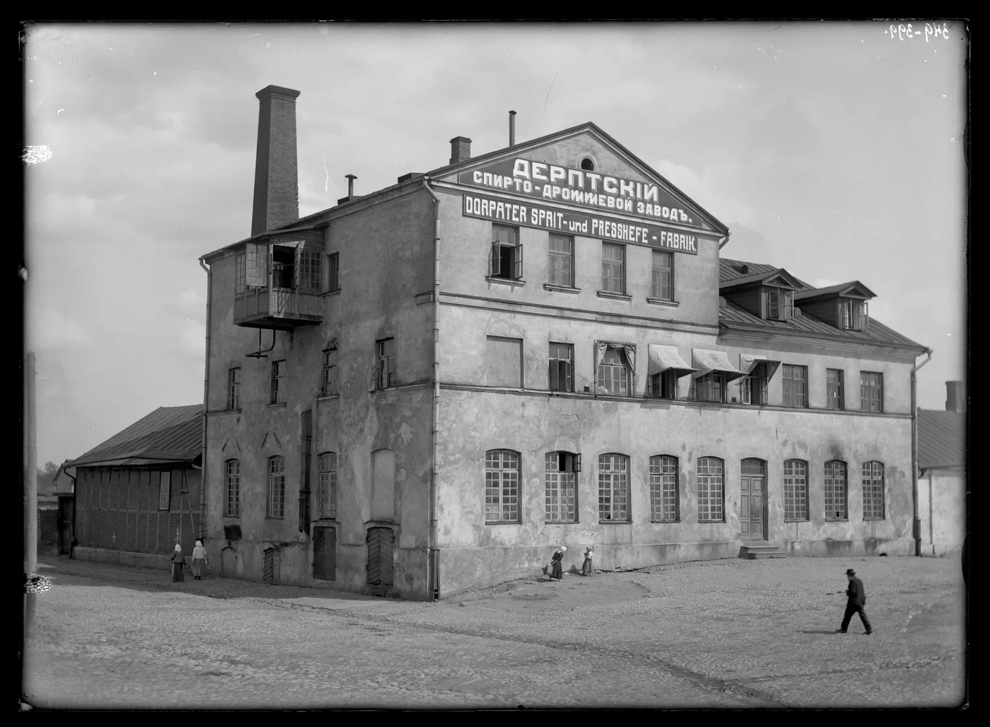 Pärmivabrik aastal 1914. Majale on vene ja saksa keeles kirjutatud Dorpati piirituse- ja presspärmi vabrik.