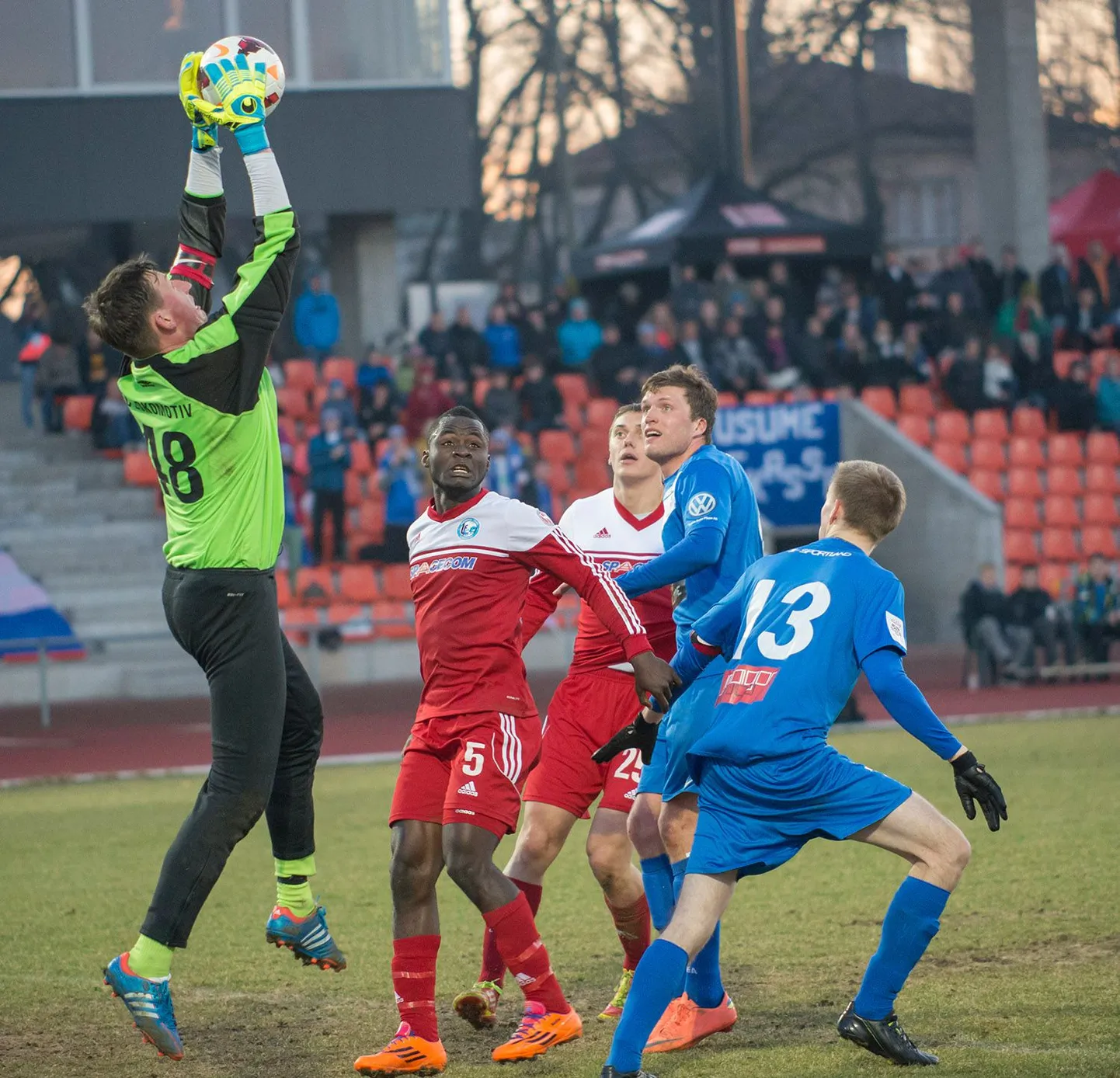 Jõhvi Lokomotivi väravavaht Valeri Smelkov kohtumises Tammeka vastu