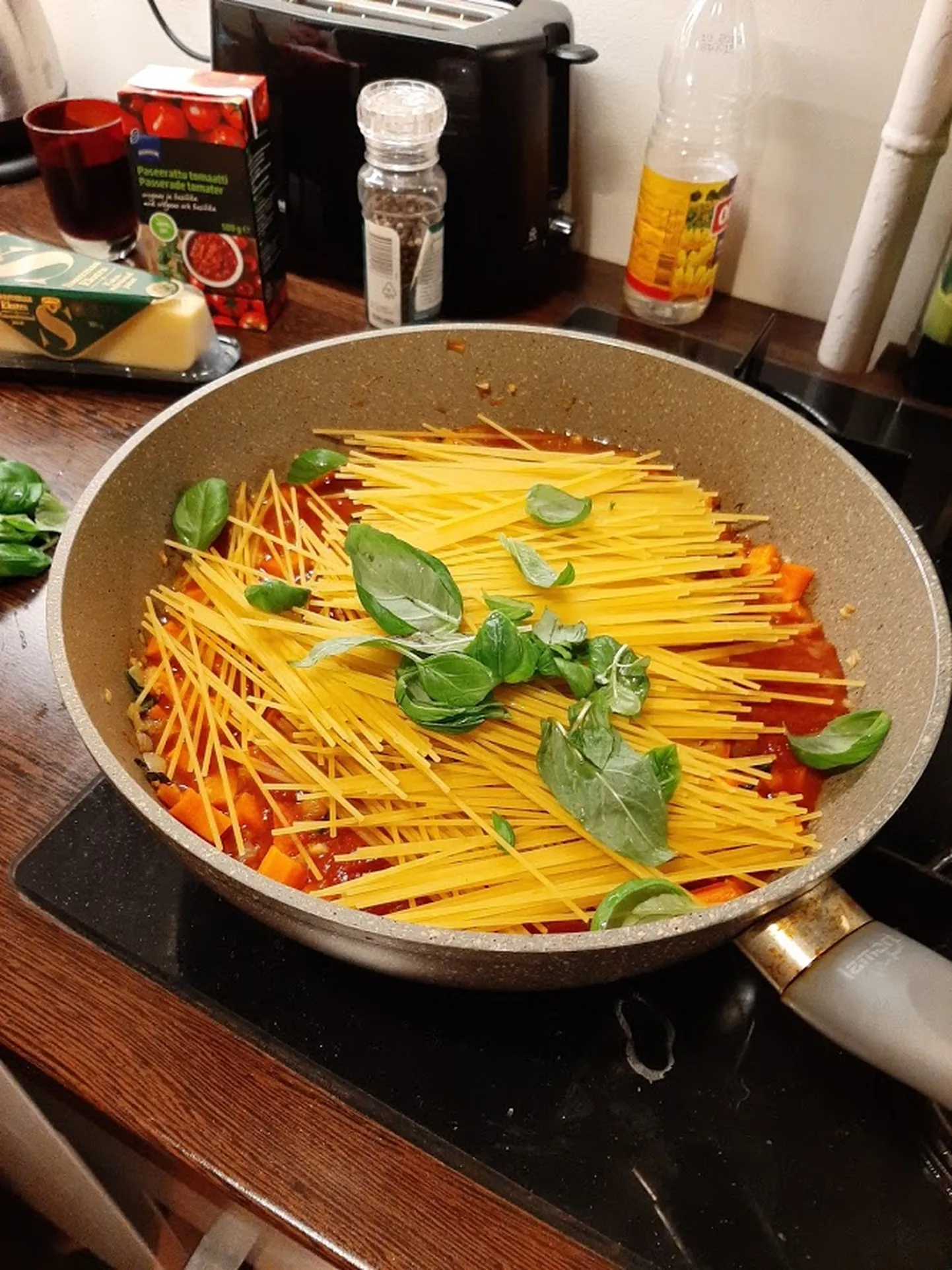 Esimese hooga tundus ikka väga imelik toores pasta lihtsalt pannile lajatada.