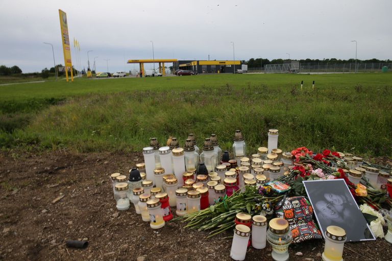 Küünlad, lilled ja pilt hukkunutest traagilise liiklusõnnetuse paigas. Foto: Juss Saska