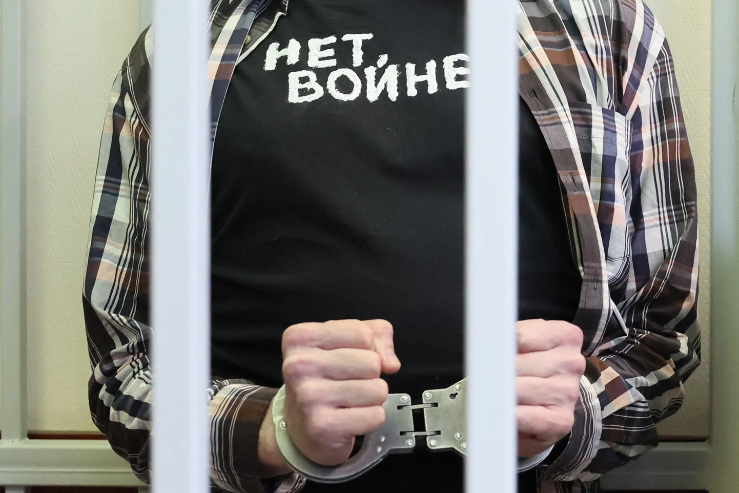 Vene ajakirjanik kohtusaalis sõjavastase T-särgiga. Venemaal on sõja algusest üha agaramalt hakatud sõjavastaseid represseerima. Foto on illustreeriv.