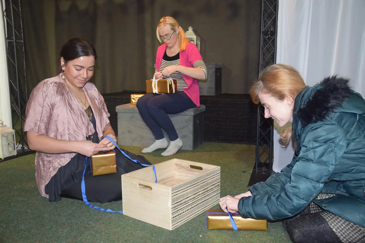 Hetk proovist: Alle-Saija teatri-talus on välja tulemas lavastus «Viimased», mis räägib naaberriigi ajaloost. Pildil (vasakult) Agnes Moritz-Kool (Maria), Helin Vill (Olga) ja Doris Pavlov (Anastassia).