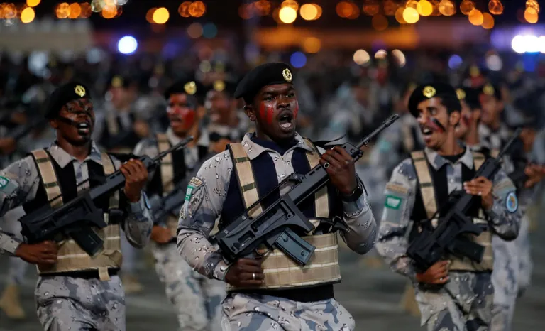 Saudi relvajõud sõjaväeparaadil enne Meka palverännaku püha algust.