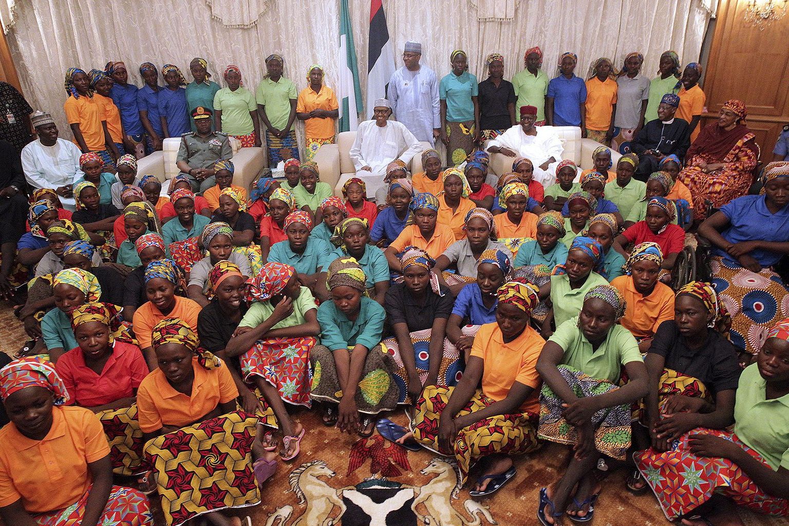 Nigeeria president Muhammadu Buhari (keskel) ja 82 vabastatud Chiboki tüdrukut.