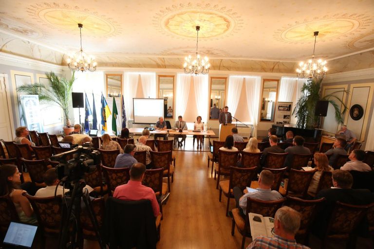 Pärnu linnavolikogu istung toimus esimest korda Tõstamaa mõisas.